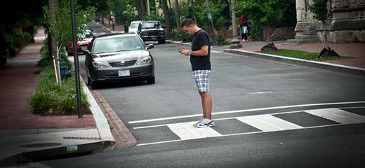 Vovia - Smartphone in Street